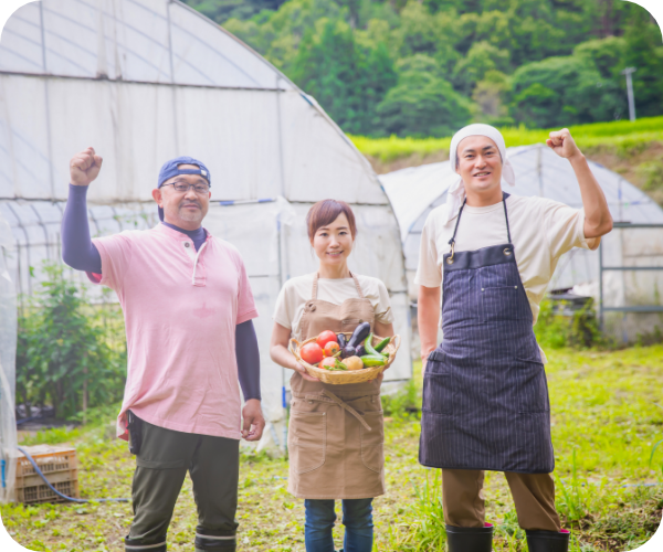 野菜を持った女性スタッフと男性スタッフ二人